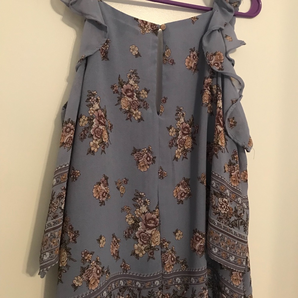 Cold shoulder, Ruffle Top - Picture 2 of 3